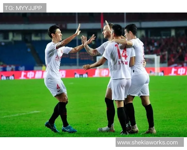 广州恒大与上港激战正酣谁能在中超赛场上笑到最后